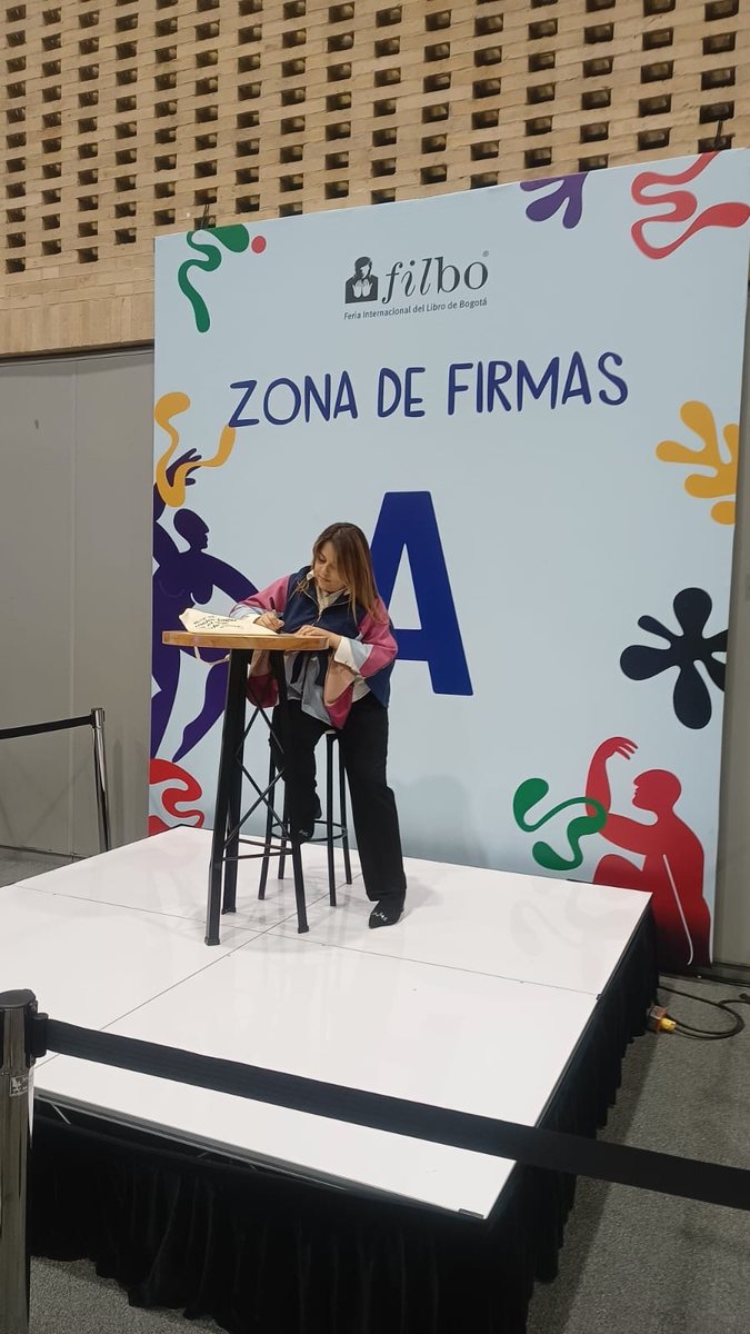 Jennifer Sierra firmando en la Zona de Firmas de la FILBo